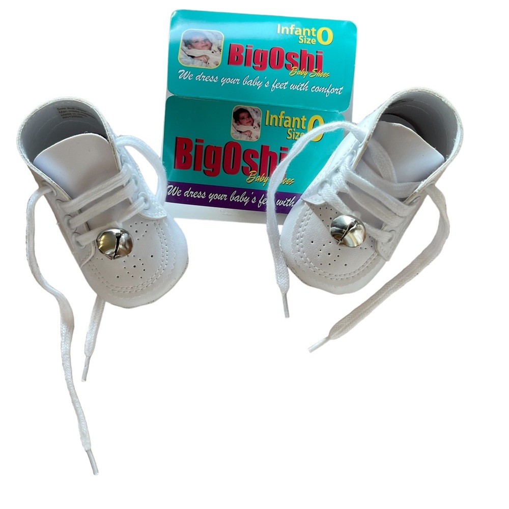 Big Oshi Baby Shoes. White Crib shoe with bell attached. Size Infant 0-6 weeks